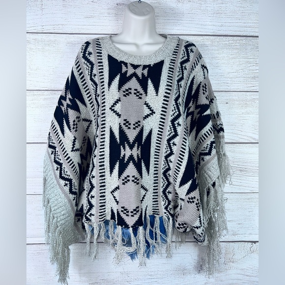 Amoli Over Sized Western Fringed Knit Poncho Boutique Small/Medium 💗